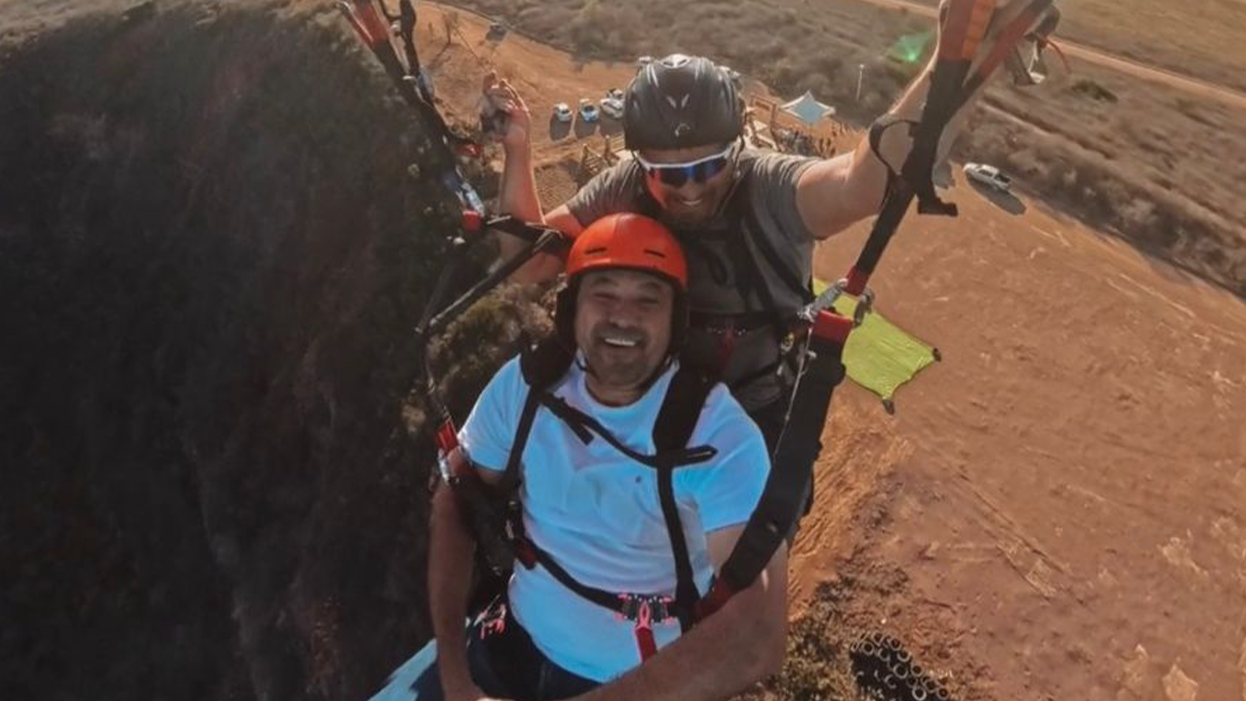 Prefeito Evilásio Mateus realiza voo de parapente e destaca fortalecimento do turismo em Araripina