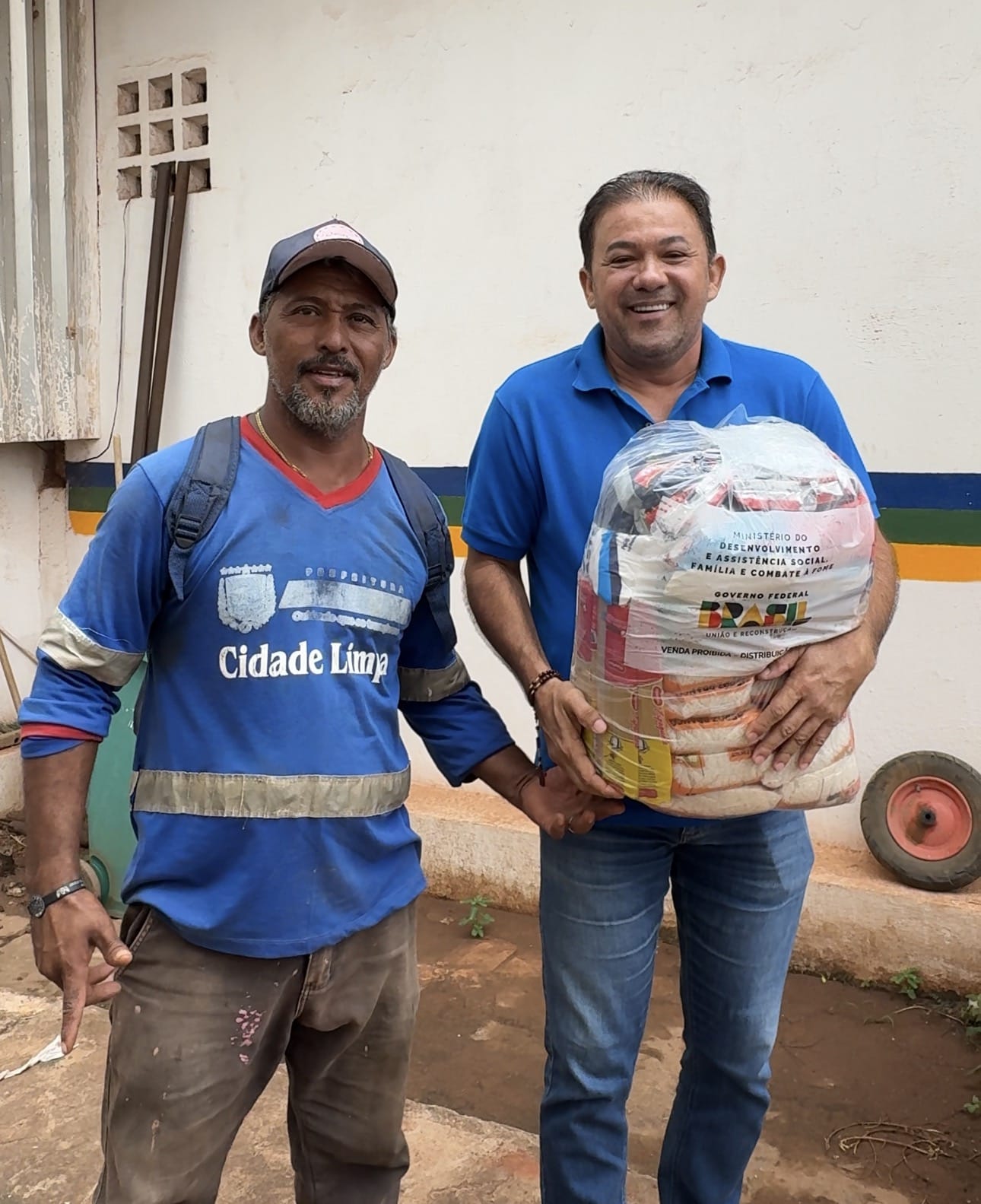 Prefeito Evilásio Mateus antecipa cesta e garante bônus aos garis de Araripina.