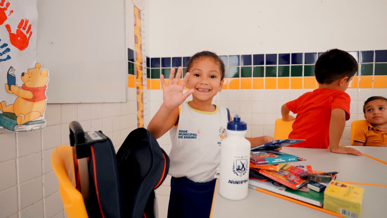 Prefeitura de Araripina inicia ano letivo com entrega de kits escolares e reforça compromisso com a educação.