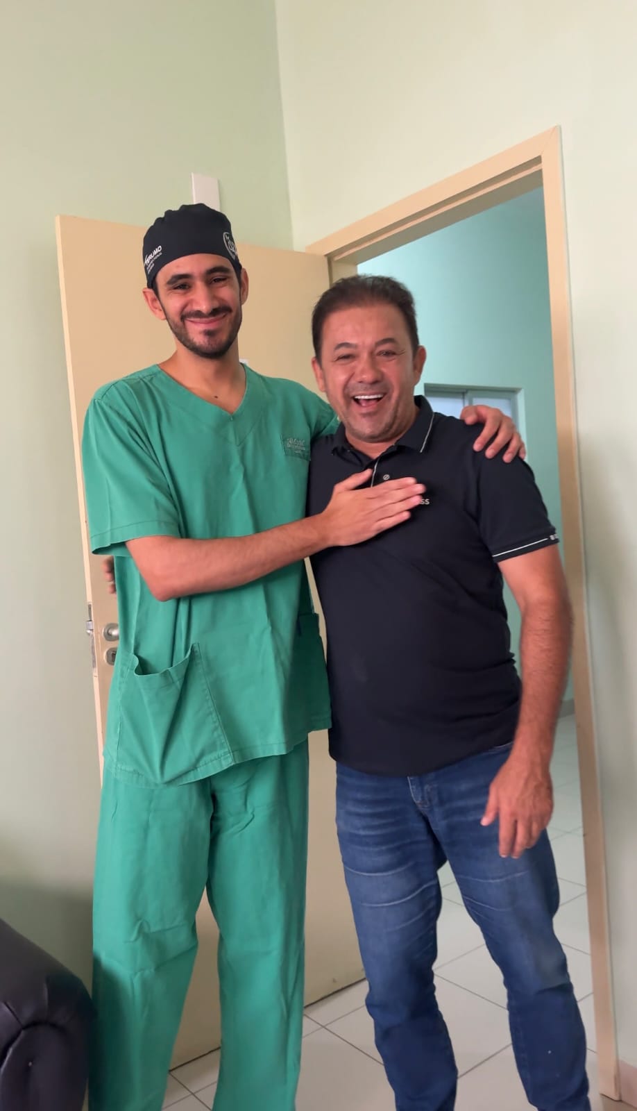 Prefeito Evilásio Mateus comemora o sucesso na realização da primeira cirurgia de cateterismo cardíaco na Hemodinâmica do HMSM.