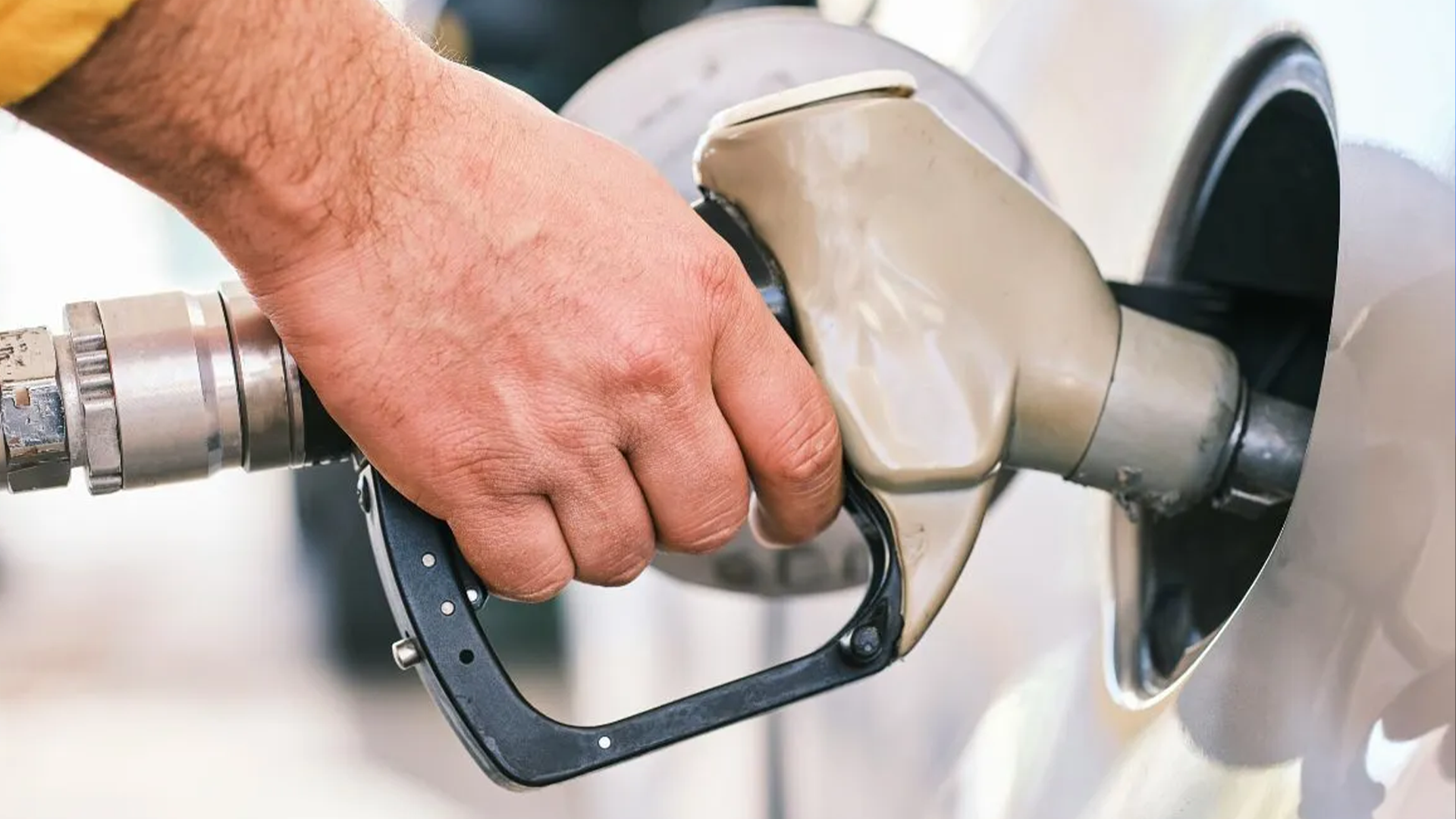 ICMS sobre combustíveis terá reajuste em 2027; diesel terá maior aumento.